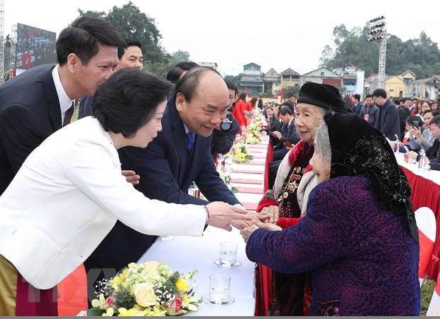 Thủ tướng Nguyễn Xuân Phúc thăm hỏi, chúc Tết người dân huyện Trấn Yên. (Ảnh : Thống Nhất/TTXVN)