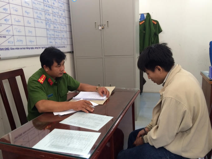 Đối tượng Hiếu tại cơ quan công an.