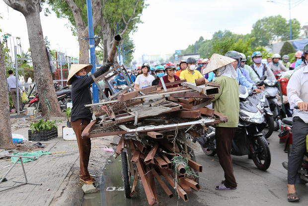 Nhiều gian hàng gọi ve chai tới bán để giảm bớt chi phí vận chuyển.