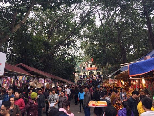 Tấp nập cảnh mua bán, viết sớ, sắp lễ tại khu vực đền Bà Chúa Kho.