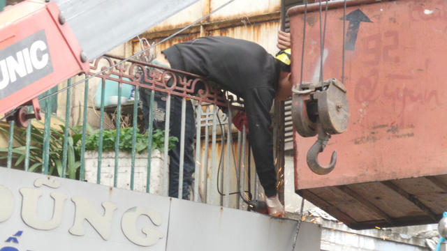 Lực lượng chức năng cắt phá những bảng biển được gắn cố định.