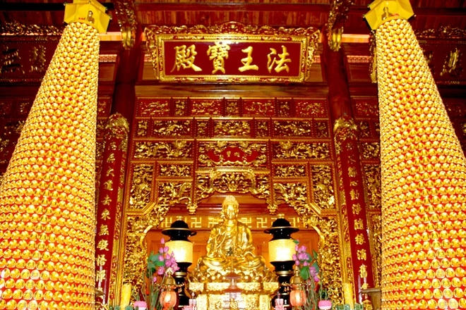 Phía trong các điện được bài trí thể hiện sự nguy nga, tráng lệ.