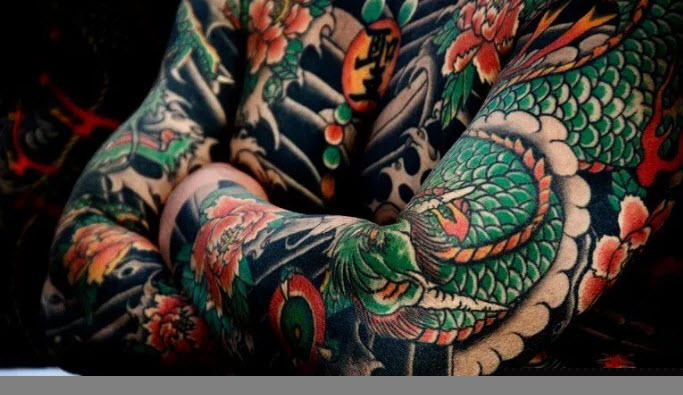 Miyano thường xuyên giao du với băng đảng xã hội đen Yakuza