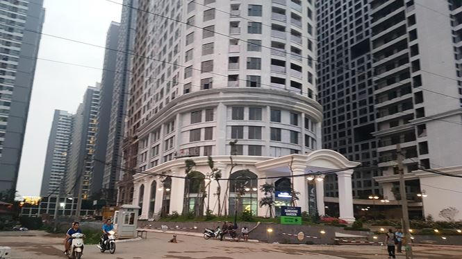 Trong khi đó, tại các phần đất đối ứng đã được phân lô, xây dựng chung cư để bán."Các giao dịch mua bán nhà chung cư, nhà đất ở khu vực cũng sôi động hẳn lên, trong khi đường chưa làm, xe vật liệu, người dân đi lại hết sức khó khăn", anh Nguyễn Minh Tuấn, người dân ở Vĩnh Tuy cho hay.