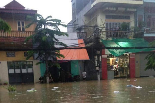 Nhà dân bị ngập sâu trong nước.