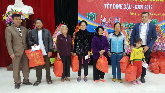 Đại diện câu lạc bộ bóng đá xã Minh Lộc lên tặng quà cho những hộ nghèo trong xã.