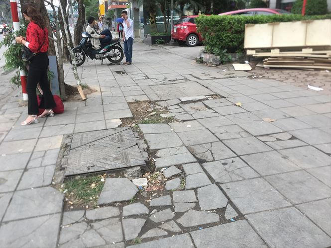 Vỉa hè lát bằng gạch giả đá trên phố Nguyễn Chí Thanh vỡ nát