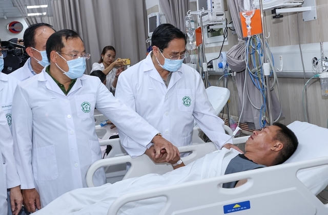 Thủ tướng trực tiếp đến bệnh viện thăm các nạn nhân trong vụ cháy chung cư mini tại Hà Nội