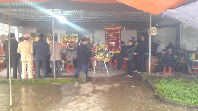 Hoàn cảnh gia đình anh Tĩnh hết sức khó khăn, cả xóm nghèo như sững sờ trước thông tin về vụ  tai nạn cướp đi 3 sinh mạng trong gia đình anh Tĩnh.