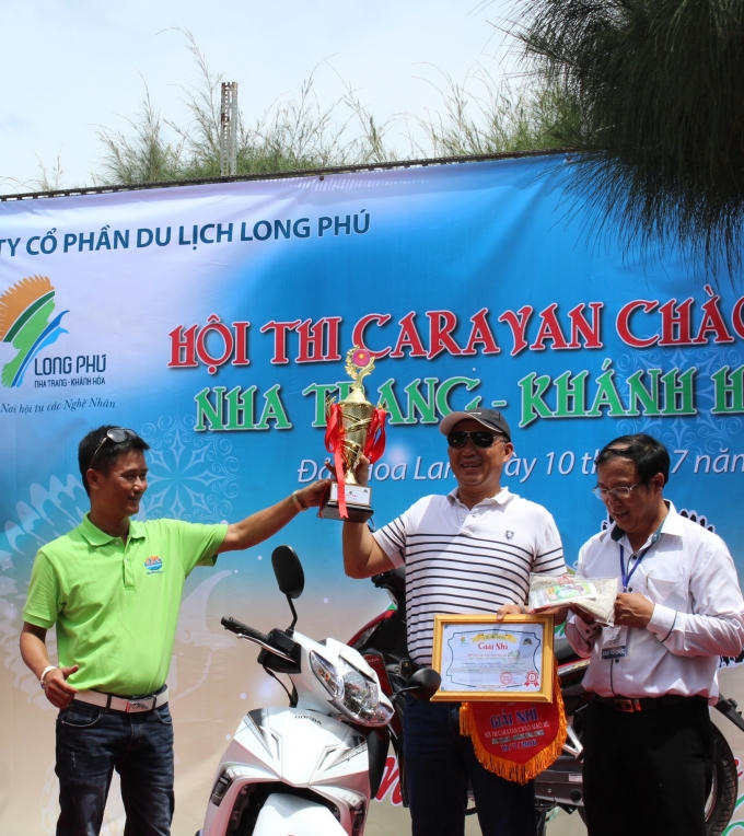 Giải Nhì năm nay thuộc về chú chim có số báo danh 221 của nghệ nhân Hà Văn Sơn đến từ CLB chim Chào Mào Anh Đức Đà Lạt.