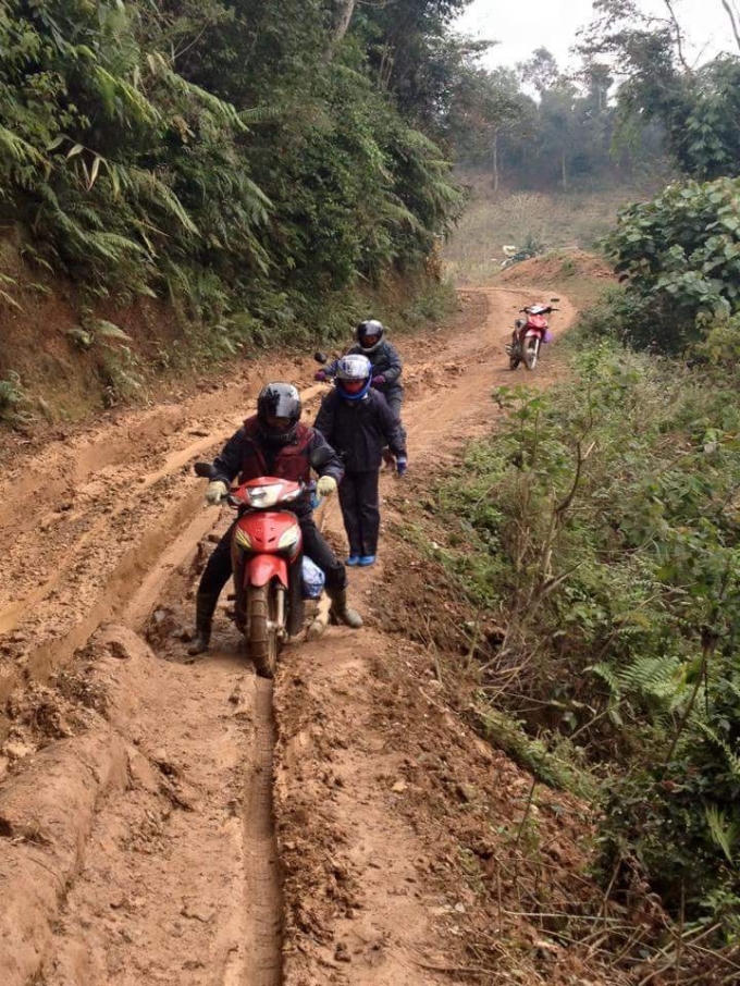 Đường vào bản Pa Mau, Chiềng Khừa, mặc dù đã quấn xích vào bánh xe nhưng vẫn phải đẩy mới có thể đi được.
