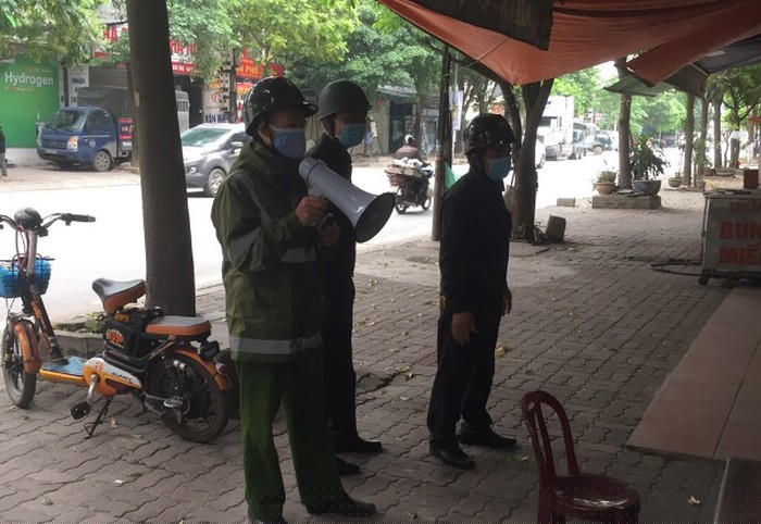 CAP Hoàng Liệt dùng loa tuyên truyền người dân thực hiện nghiêm yêu cầu cách ly phòng chống dịch