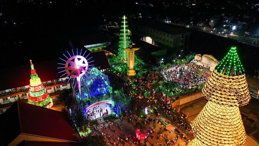 Cây thông nón lá được kết từ hơn 3.800 nón lá ở Biên Hòa, Đồng Nai.