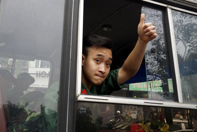 Các tân binh tạm biệt người thân lên đường nhập ngũ.