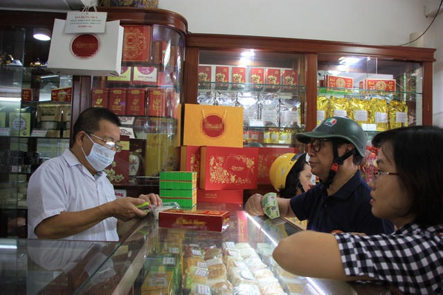 Mỗi ngày cửa hàng bán gần 1000 chiếc bánh Trung thu.