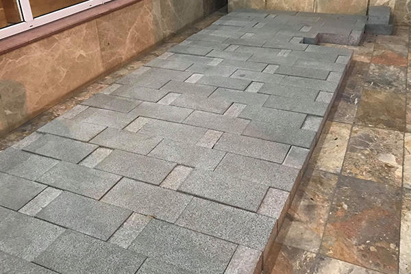 Mẫu đá mới dự kiến để làm vỉa hè hồ Gươm