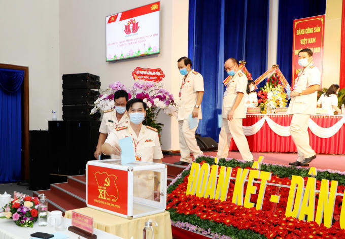 Đại biểu bỏ phiếu bầu Ban Chấp hành Đảng bộ Công an tỉnh nhiệm kỳ 2020-2025
