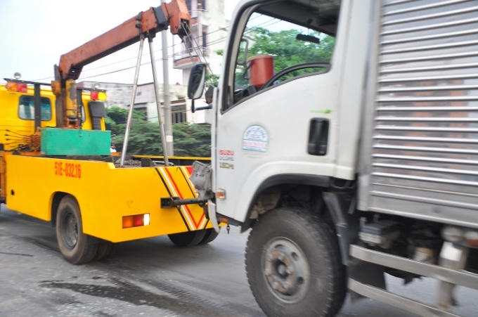 Đưa xe bị nạn rời khỏi hiện trường.