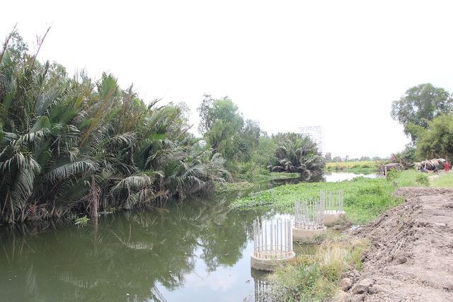Mặt bằng phía phường Linh Đông chưa được bàn giao nên đơn vị thi công cũng đành "án binh bất động"