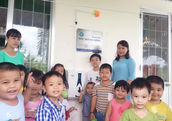Giáo viên và học sinh trường mầm non huyện Tân Trụ (Long An) vui mừng đón nhận máy lọc nước sạch do Novaland tài trợ.