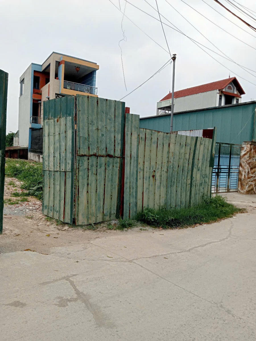 Nhiều căn nhà xây dựng kiến cố từ 2 đến 3 tầng trái phép trên đất nông nghiệp nhưng không được ngăn chặn xử lý.
					
				
			
			Nhiều căn nhà xây dựng kiến cố từ 2 đến 3 tầng trái phép trên đất nông nghiệp nhưng không được ngăn chặn xử lý.