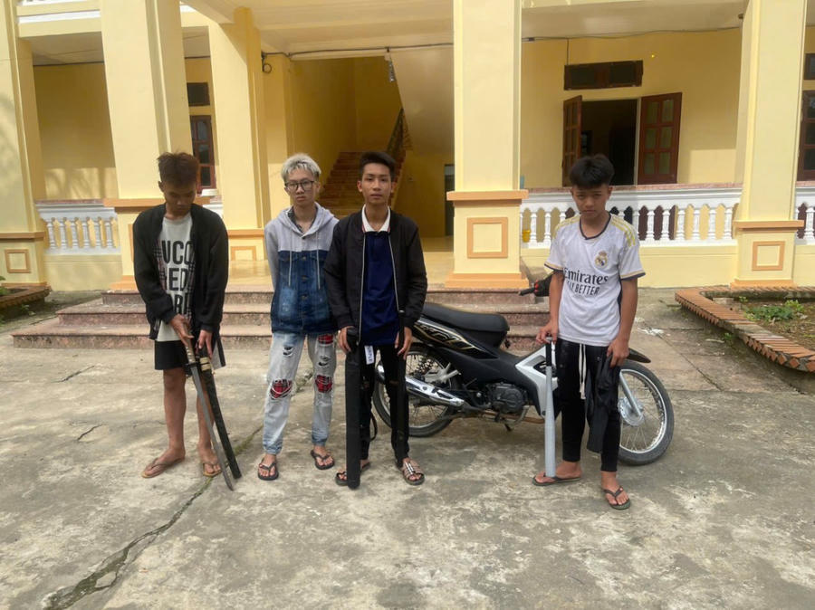 Các đối tượng cùng tang vật. Ảnh Công an Phú Thọ