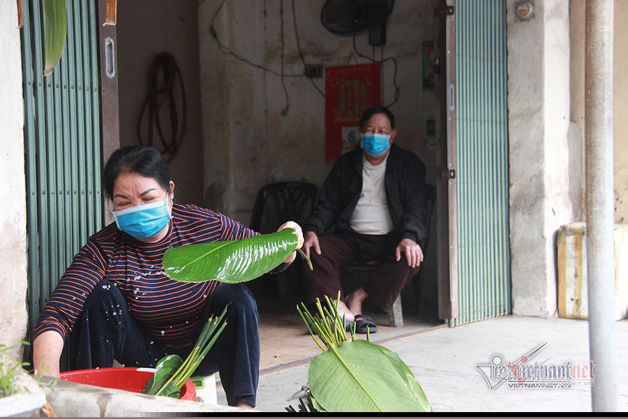 Tết năm nay con cháu không về, nhưng bà Chỉ vẫn gói bánh chưng
