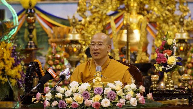 Đại đức Thích Trúc Thái Minh, trụ trì chùa Ba Vàng, tối qua tiếp tục thuyết giảng về thế giới tâm linh, cúng vong hồn, giữa "cơn bão" dư luận về gọi vong báo oán.