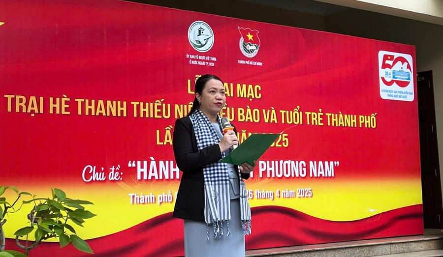 Bà Vũ Thị Huỳnh Mai – Chủ nhiệm Ủy ban về người Việt Nam ở nước ngoài TP HCM phát biểu khai mạc Trại hè 2025.