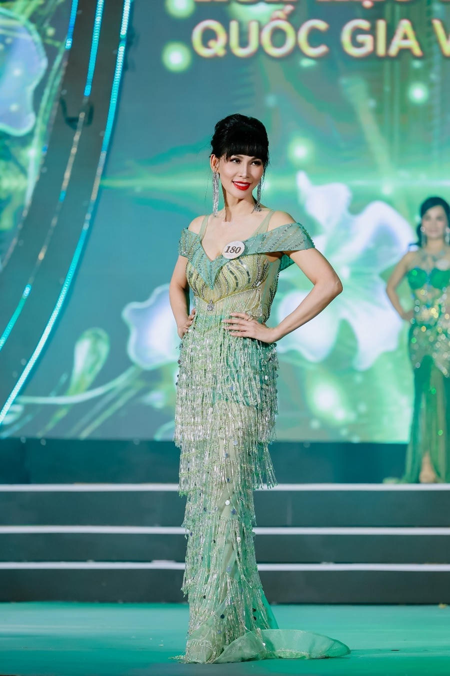 Nguyễn Thị Mộng Trinh kiều diễm trong trang phục dạ hội.