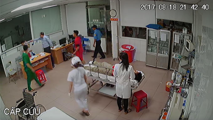 Người đàn ông to tiếng với bác sĩ Minh tại phòng cấp cứu.