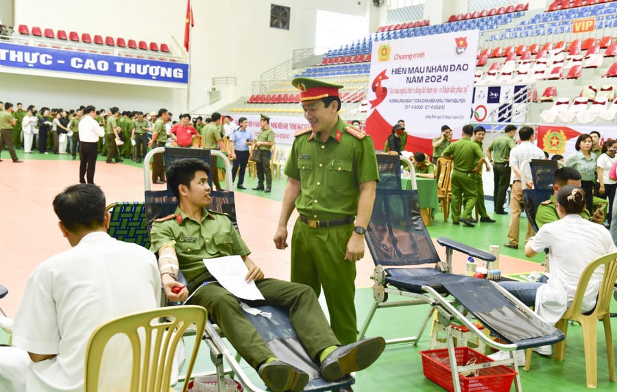 Lãnh đạo Công an tỉnh Quảng Bình ghi nhận hành động cao cả của các chiến sĩ CAND.