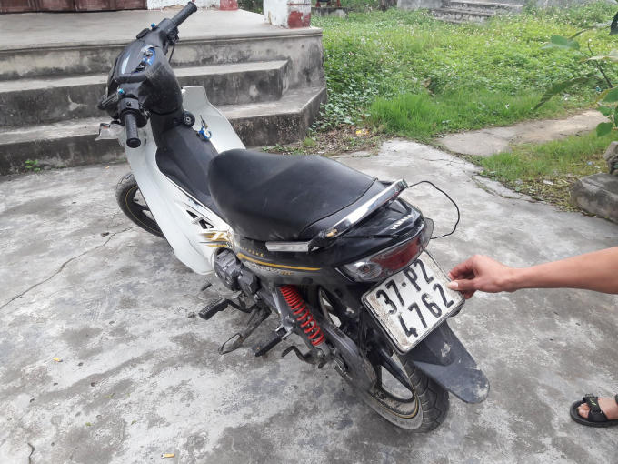 Chiếc xe máy hai nam thanh niên sử dụng đi câu trộm chó.