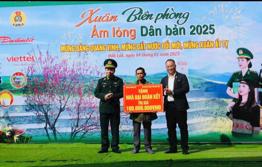 Chương trình trao tặng nhà Đại đoàn kết và Mái ấm công đoàn cho các gia đình có hoàn cảnh khó khăn. Ảnh: Thanh Nga