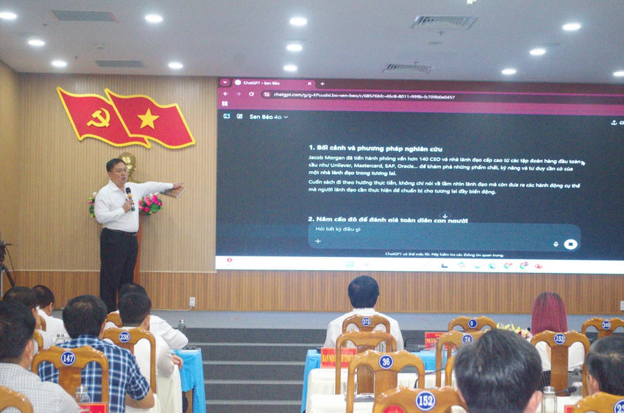 Diễn giả Hoàng Nam Tiến - Phó Chủ tịch Hội đồng trường, Trường Đại học FPT, tọa đàm với chủ đề “Lãnh đạo thích ứng với làn sóng AI”.