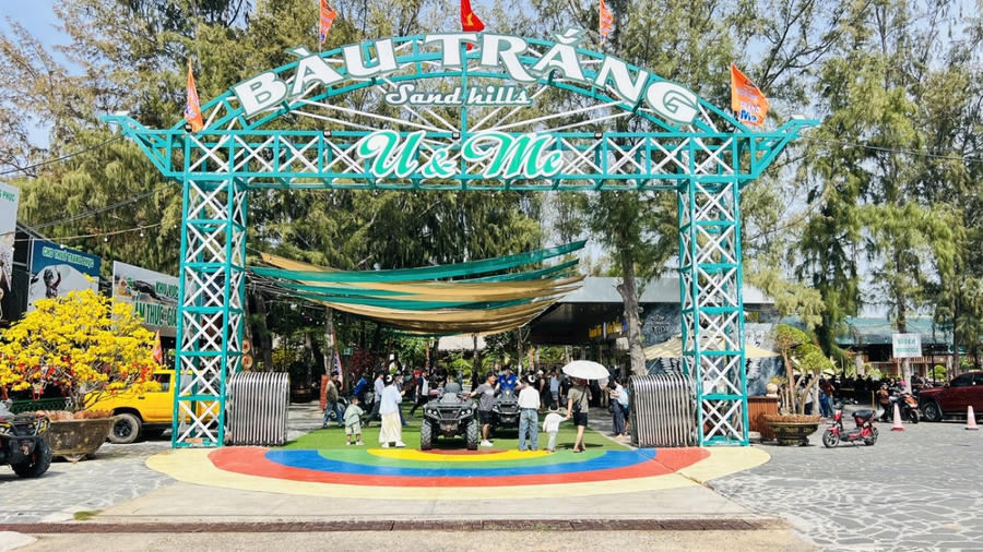 Cổng vào Khu du lịch Bàu Trắng U&ME