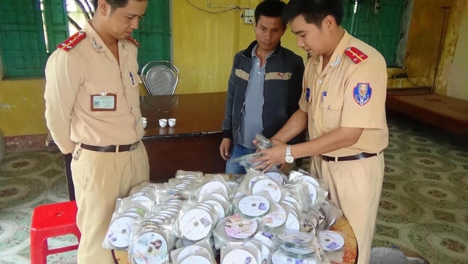 Lực lượng chức năng đang kiểm tra số đĩa DVD mang nội dung đồi trụy.