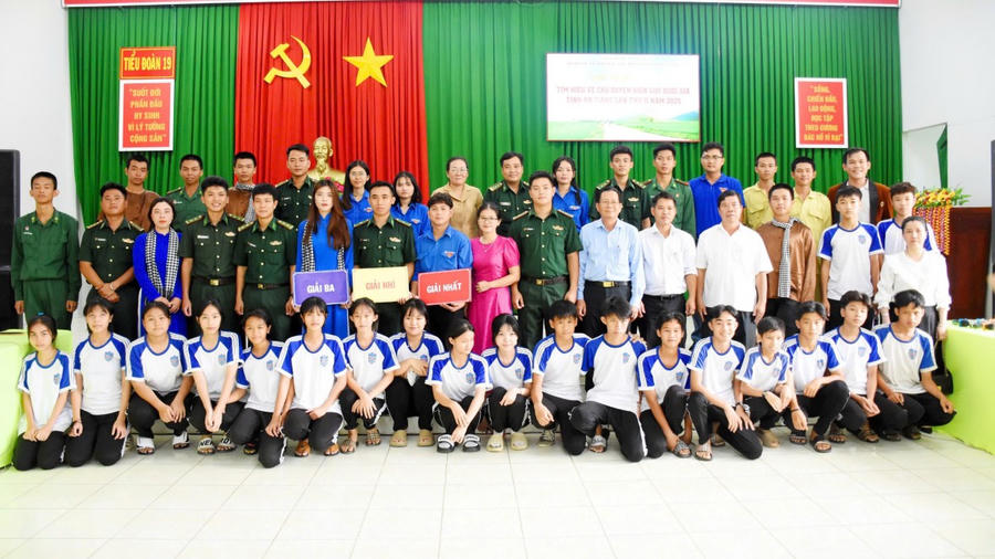 Ban Tổ chức, Ban giám khảo chụp ảnh lưu niệm với các đội thi