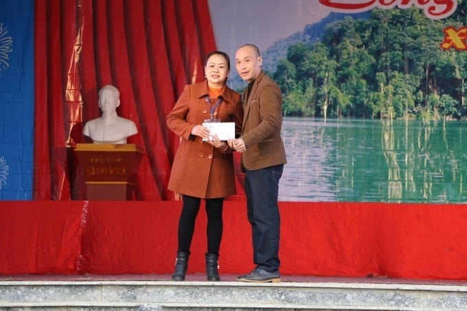 Về dự và đưa tin lễ khai mạc Lễ hội Lồng Tồng Ba Bể (Bắc Kạn) xuân Bính Thân 2016, thay mặt báo Pháp luật Việt Nam (Cơ quan của Bộ Tư pháp), nhà báo Phạm Quốc Cường - Tổng Thư ký Tòa soạn trang truyền thông điện tử Pháp Luật Plus đã dành tặng 10 hộ nghèo xã Nam Mẫu (huyện Ba Bể, tỉnh Bắc Kạn) 10 triệu đồng; số tiền hỗ trợ được trích từ quĩ của  Pháp Luật Plus (5 triệu) và từ tấm lòng chia sẻ của CLB Bóng đá FC Phóng viên Việt Nam ( 5 triệu đồng). Ảnh: Hồng Tuyến/Báo Bắc Kạn.