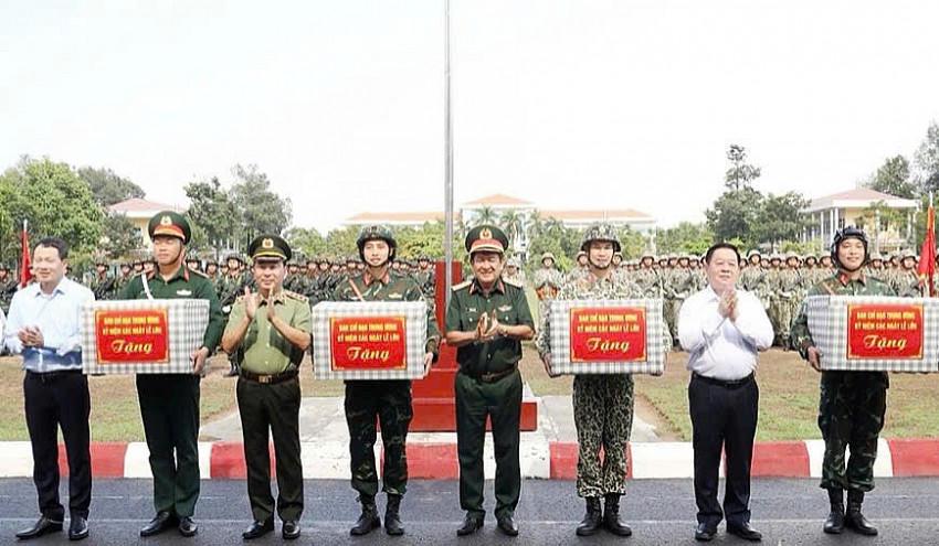 Ông Nguyễn Trọng Nghĩa và lãnh đạo Bộ Quốc phòng, Bộ Công an và Bí thư Tỉnh uỷ Đồng Nai Vũ Hồng Văn trao quà cho các khối tập luyện diễu binh, diễu hành.