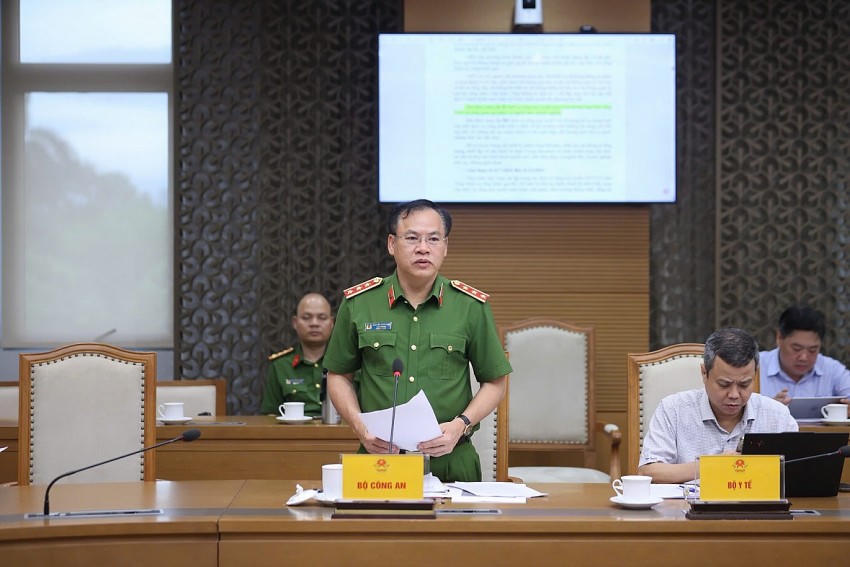 Thứ trưởng Bộ Công an Nguyễn Văn Long báo cáo - Ảnh: VGP