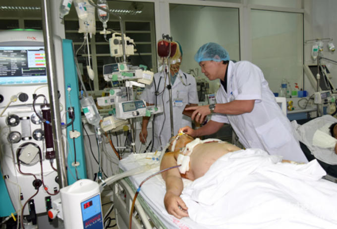 Các bác sĩ cấp cứu cho nạn nhân Lô Minh Hương.