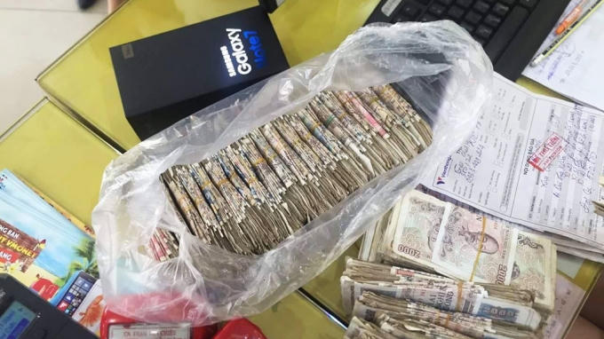 Cầm 18,990,000đ tiền lẻ đến Viễn Thông A mua Galaxy Note7, anh ấy là ai?