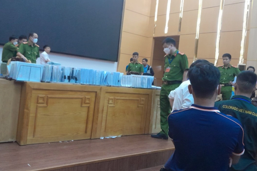 Công an niêm phong toàn bộ hồ sơ cuộc đấu giá (Ảnh: M.H)