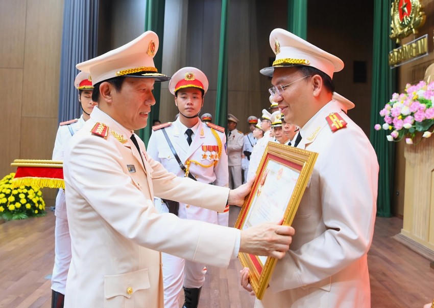 Thừa uỷ quyền của Chủ tịch nước, Bộ trưởng Lương Tam Quang trao Huân chương cho đồng chí Thượng tá Cù Quốc Thắng, Phó Giám đốc Công an tỉnh Quảng Ninh.