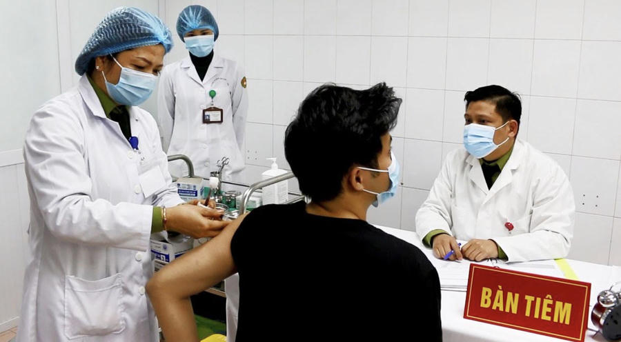 Tình nguyện viên tiêm thử vắc xin Nanocovax.