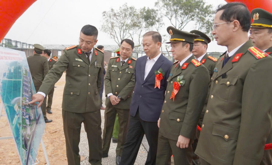 Các đại biểu tham quan phối cảnh tổng thể công trình Trại Tạm giam - Ảnh Công an Thanh Hóa.