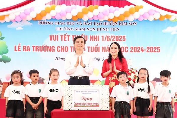 Ông Đoàn Minh Huấn, Bí thư Tỉnh ủy Ninh Bình tặng quà các cháu Trường Mầm non xã Hùng Tiến (huyện Kim Sơn).