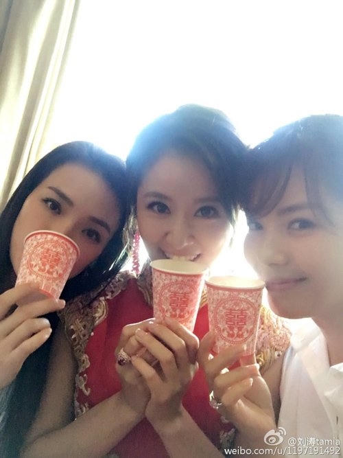 Lâm Tâm Như tạo dáng cùng hai người bạn thân thiết là Lưu Đào và Thư Kỳ.