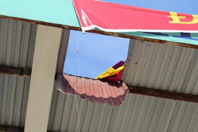 Vị trí mái che sân khán đài sân vận động huyện Quỳnh Lưu bị bung ốc vít khiến ông Lý rơi xuống và tử vong. (Ảnh CTV).